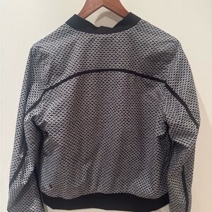Lululemon reversible black/white jacket. No tags: M, 10—12.🖤Newly dry cleaned!
